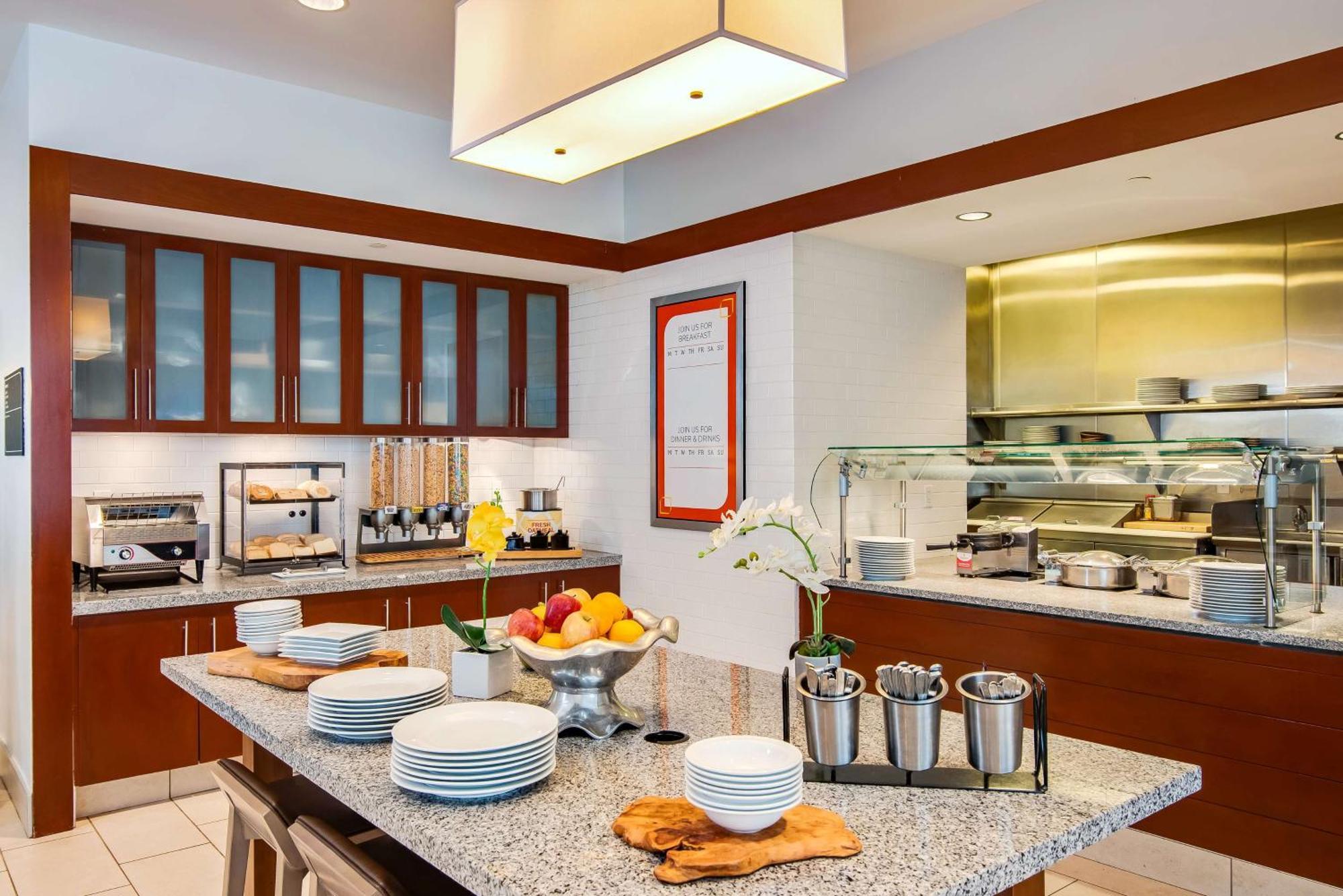Hilton Garden Inn Alexandria Old Town National Harbor Exteriör bild